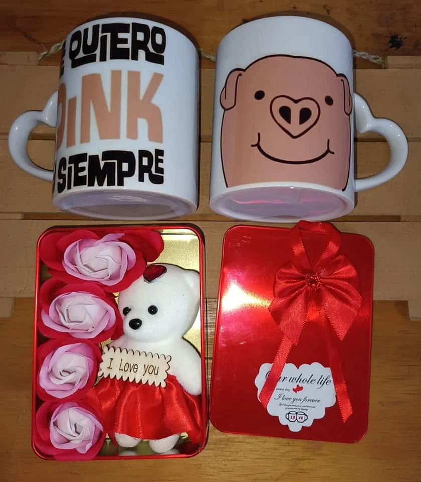 Tazas de cerditos acompañadas de cajas de regalo